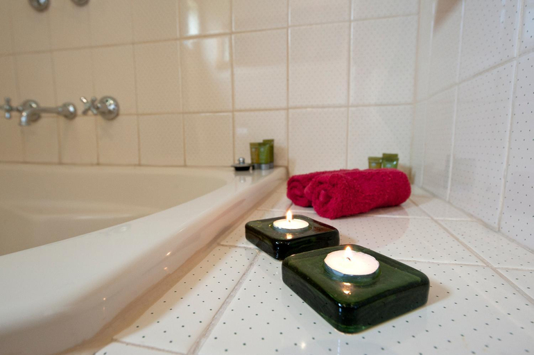 Bathroom 1, Johanna River Farm & Cottages, Colac-Otway - South