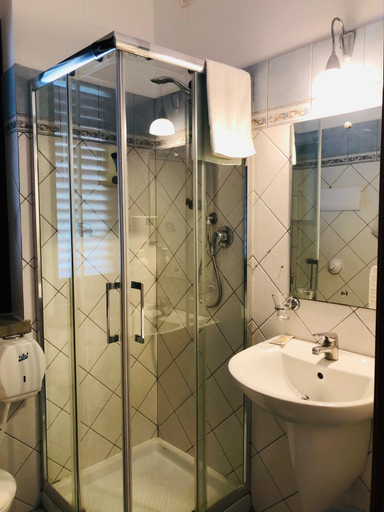 Bathroom 4, Santa Lucia, Messina