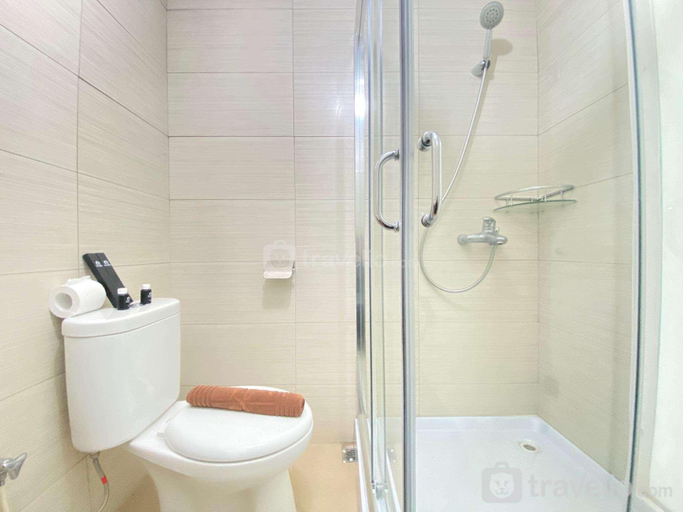 Bathroom 2, Modern & Cozy 3BR at Gateway Pasteur By Travelio, Bandung