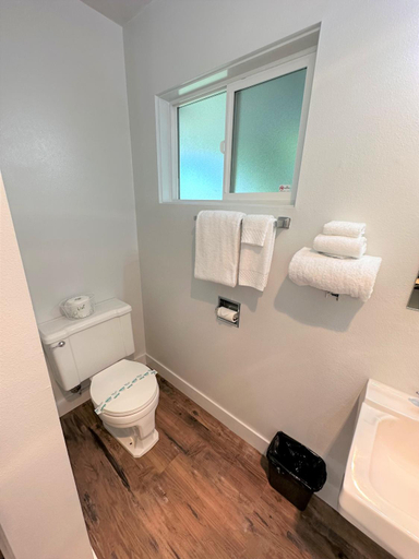 Bathroom 5, Myrtle Lane Inn, Coos