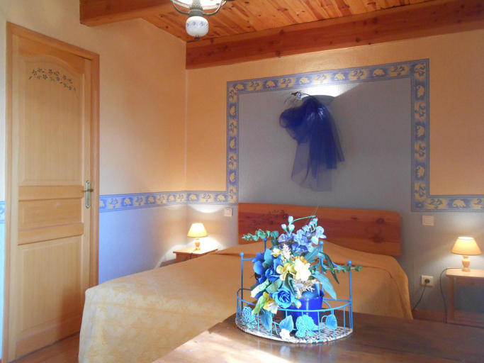 Bedroom 2, Chambre D'hotes Myrtille, Loire