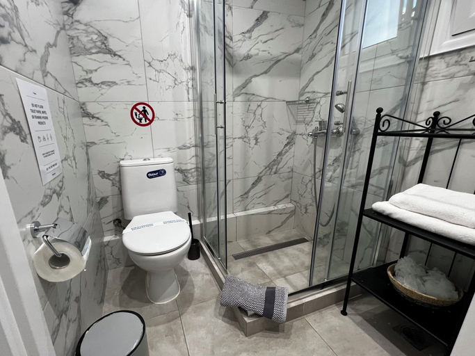 Bathroom 3, Agora Studio, Attica