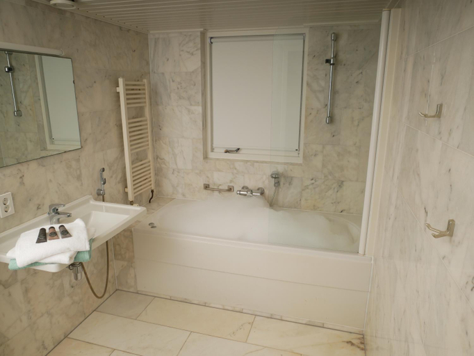Bathroom 3, Huize de Duinen, Bergen