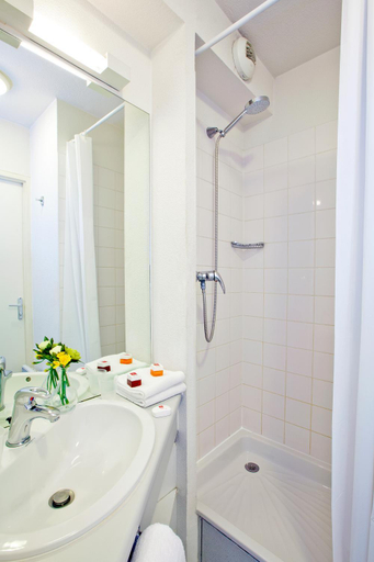 Bathroom, Sejours and Affaires Paris Ivry, Val-de-Marne
