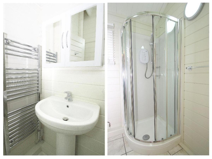 Bathroom, Sam's Cabin, Cornwall