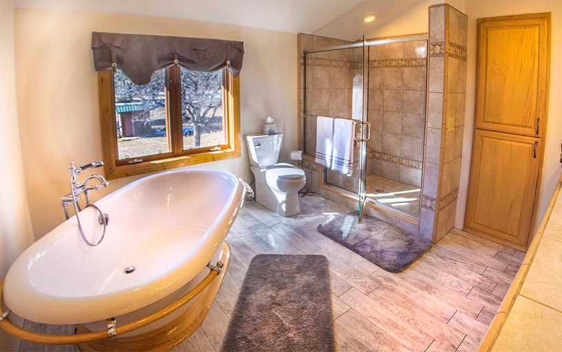 Bathroom 2, Elktrace Bed and Breakfast, Archuleta