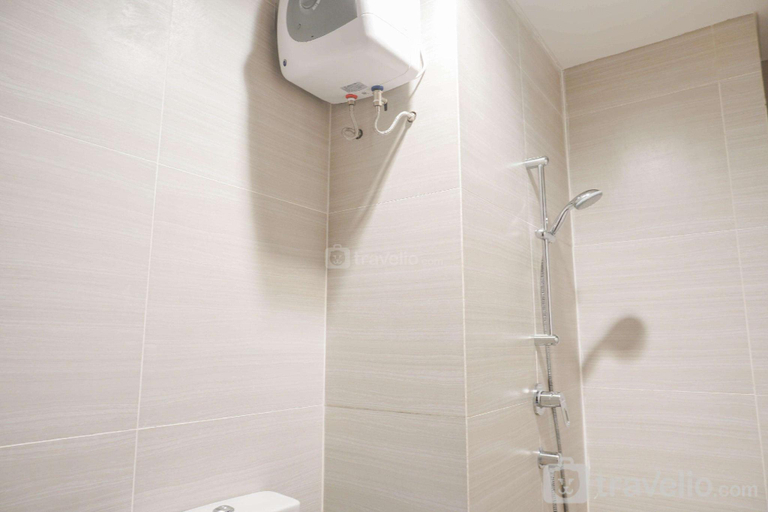 Bathroom, Luxurious 2BR at West Vista Apartment By Travelio, West Jakarta