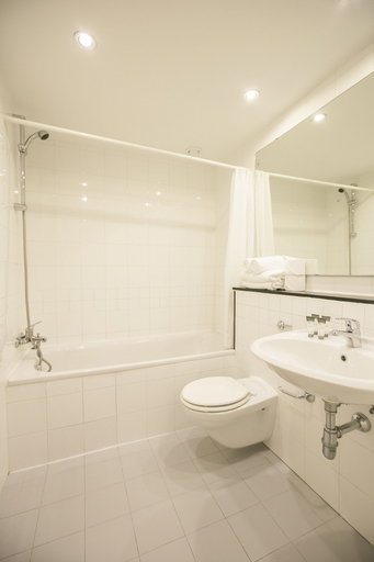 Bathroom 3, IFSC Townhouse Apartments, Dublin