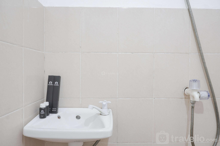 Bathroom, Restful Studio Green Palm Residence By Travelio, West Jakarta