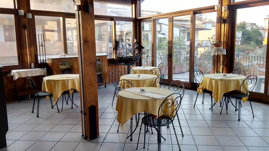 Food & Drinks 5, Santa Lucia, Messina