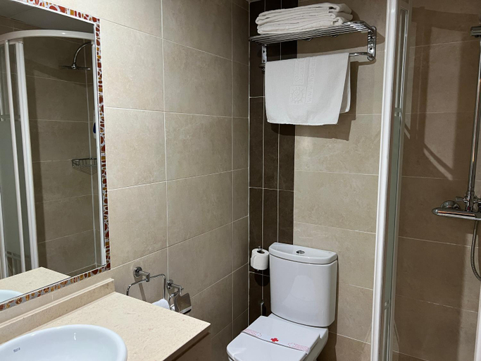 Bathroom 3, Hostal Los Coronales, Madrid