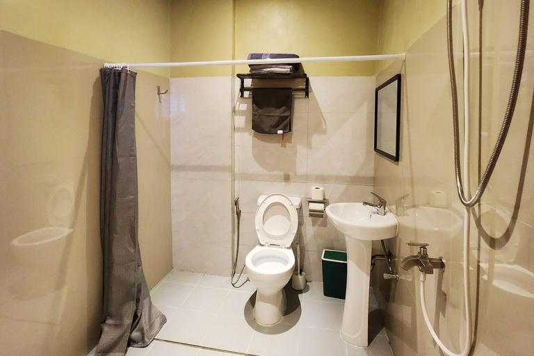 Bathroom 4, Freddo Studio Apartelle, Lapu-Lapu City
