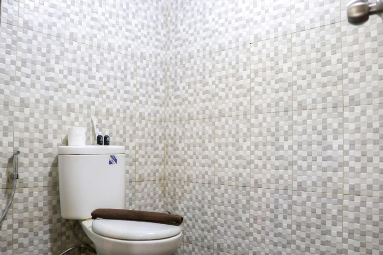 Bathroom 3, Spacious Studio at Gateway Ahmad Yani By Travelio, Bandung