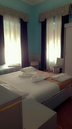 Bedroom 2, Hotel Doria, Genova