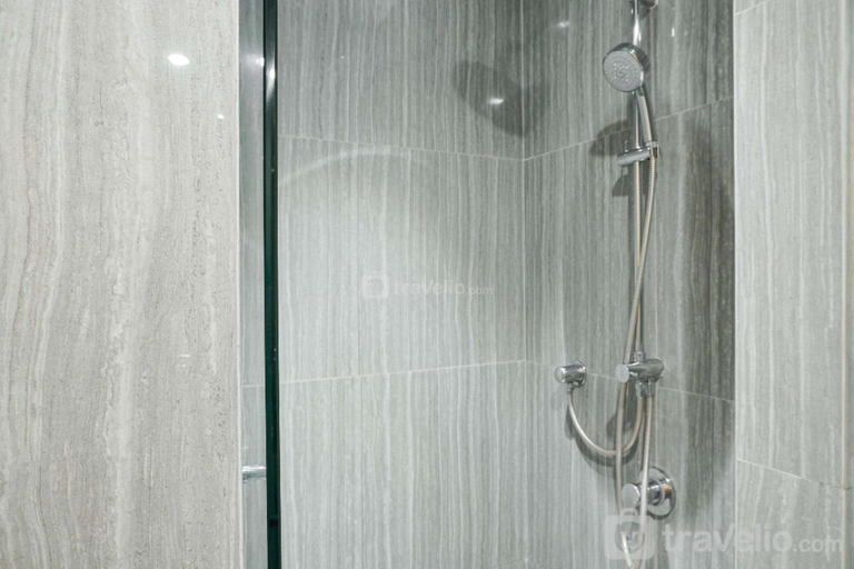Bathroom, Luxurious Studio at Capitol Suites Apt By Travelio, Central Jakarta