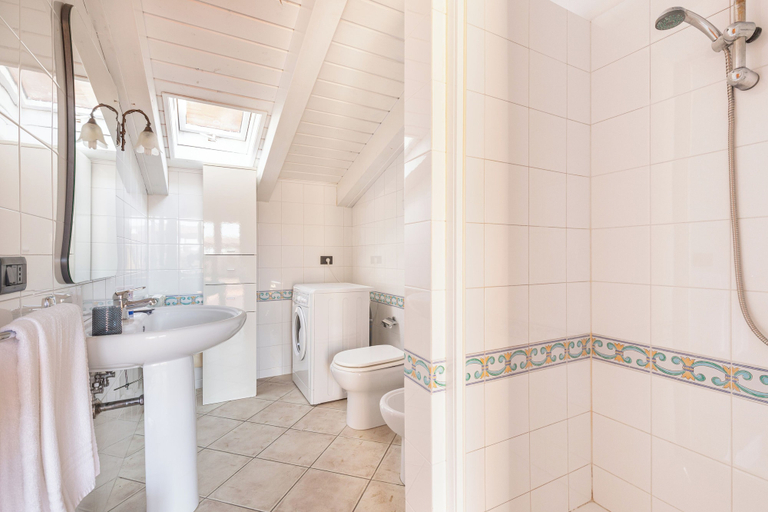Bathroom 3, Balconies d'Orlando, Messina