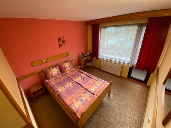 Bedroom 2, Family Hotel Savov, Chepelare