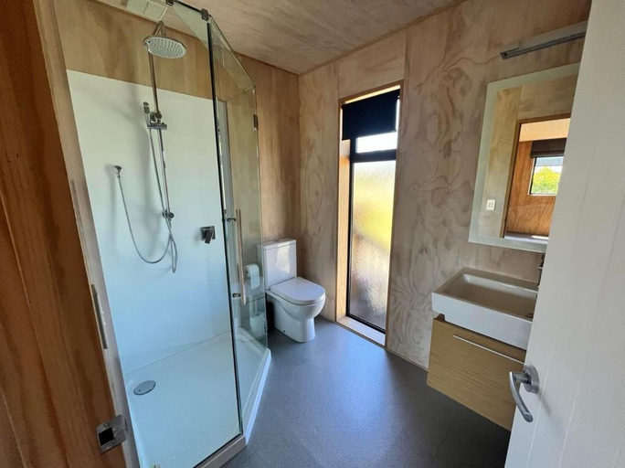 Bathroom 3, Wayfarers Lodge, Mackenzie