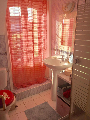 Bathroom, Chambres chez l'habitant et table d'hotes Crocq "le vieil hotel", Creuse