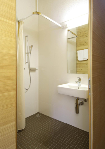 Bathroom 3, Scuol Youth Hostel, Inn
