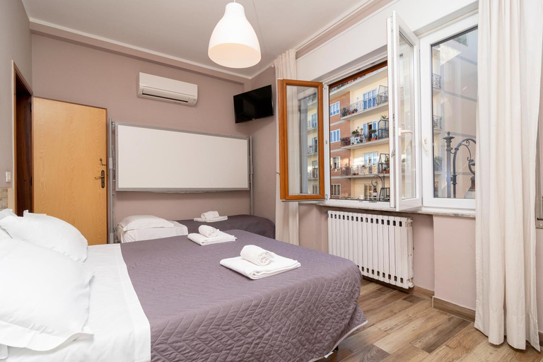 Others 5, Hostel le Sirene, Napoli