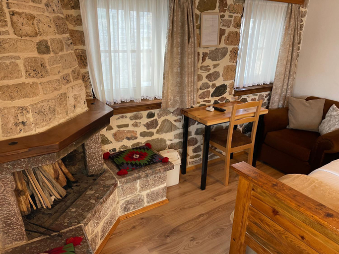 Others 5, Bujtina Liana Voskopoje, Korçës