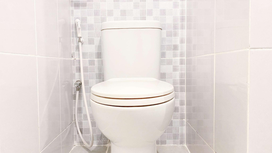 Bathroom 3, Modern Look Studio Tokyo Riverside PIK By Travelio, Tangerang