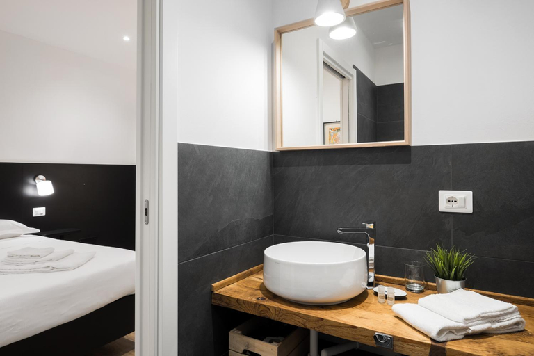 Bathroom 2, ParcoSantaTeresa Suites LOC-02279, Verona