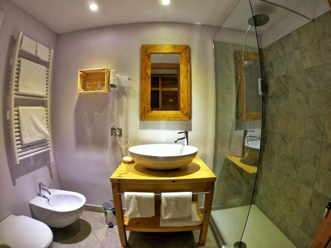 Bathroom 3, La Tresenda Hotel and Mountain Farm, Sondrio