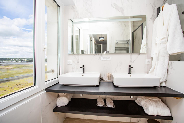Bathroom 2, Logis Hotel de la Pointe du Cap Coz, Finistère