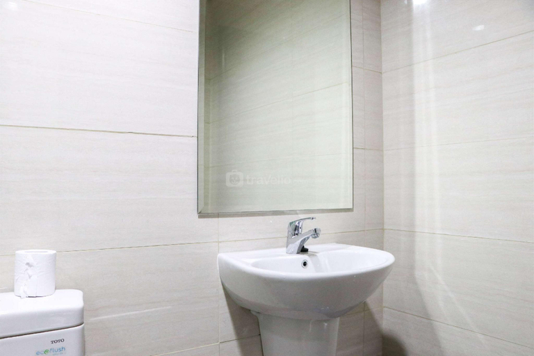 Bathroom 3, Compact 1BR Ciputra International Apt By Travelio, West Jakarta