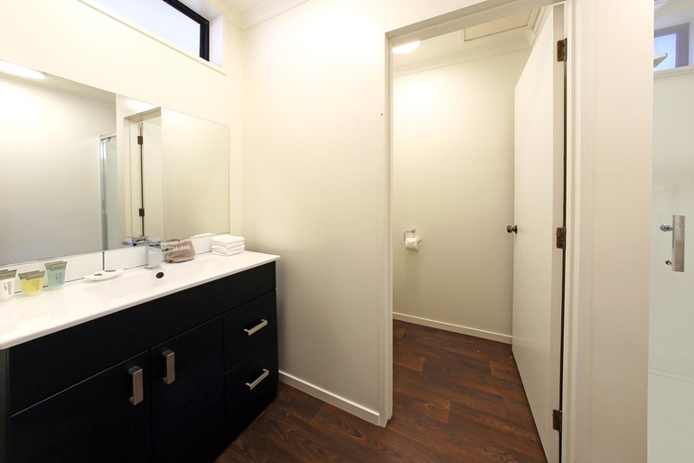 Bathroom 3, Heritage Court Motor Lodge Oamaru, Waitaki