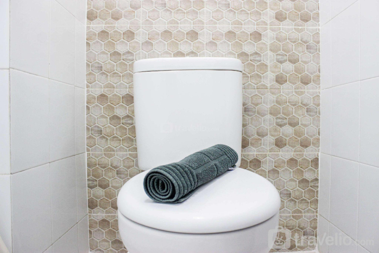 Bathroom 2, Deluxe 2BR Gateway Ahmad Yani Cicadas By Travelio, Bandung