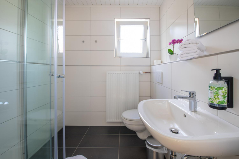 Bathroom, Hotel Clement - Bed & Breakfast, Mainz-Bingen