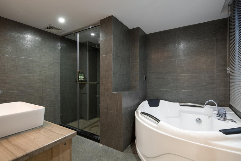 Bathroom 4, Morninginn, Phoenix Ancient City Tuojiang, Xiangxi Tujia and Miao