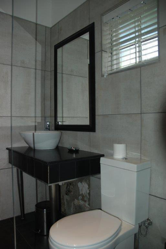 Bathroom 3, Knysna Inn, Eden