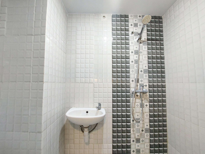 Bathroom 3, Homey Warm Studio at Mansyur Residence By Travelio, Medan