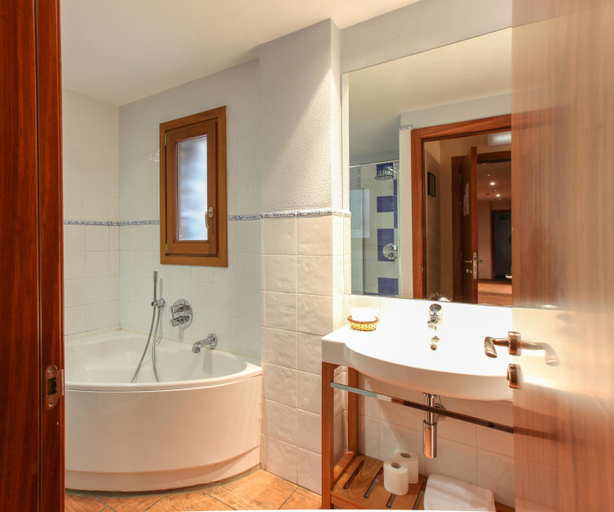 Bathroom 2, Hostal Les Roquetes, Girona
