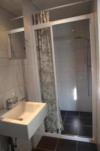 Bathroom 2, budget rooms Doppenberg, Zandvoort