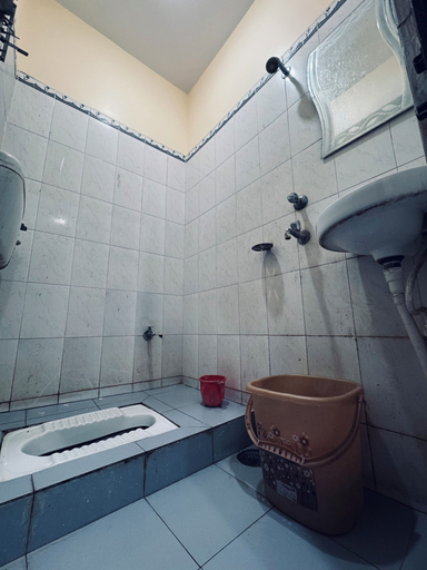 Bathroom 5, Suraj Guest House, Varanasi