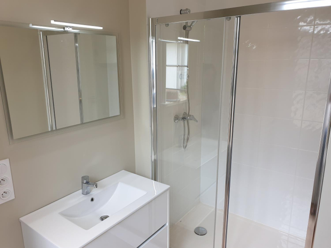 Bathroom 3, Au Loup Historic Apartments, Calvados