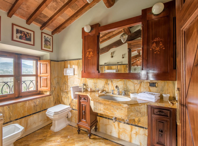 Bathroom 5, Smallville, Siena