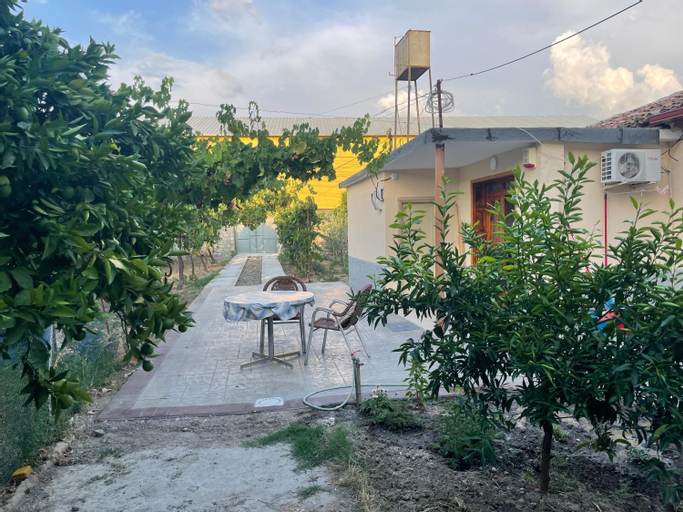 Lovely spacious house with big garden, Elbasanit