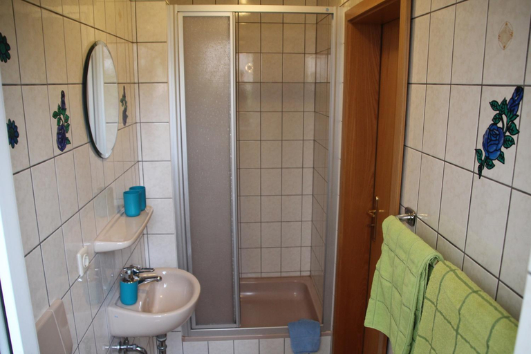 Bathroom 2, Pension & Ferienwohnung Breitmoser Angelika, Kelheim