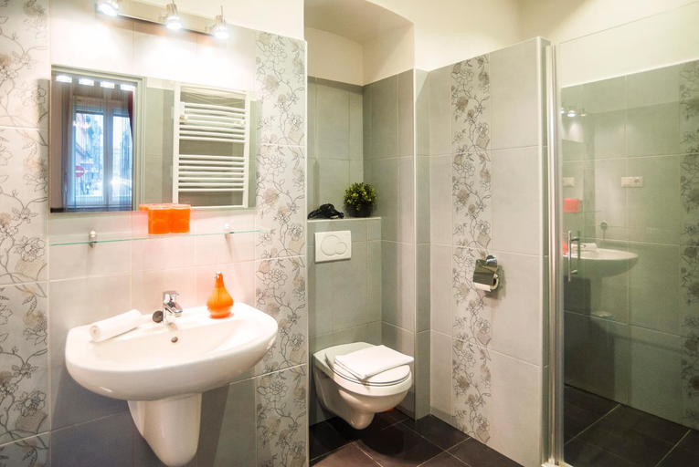Bathroom 2, Budapest Rooms Bed and Breakfast, Budapesti