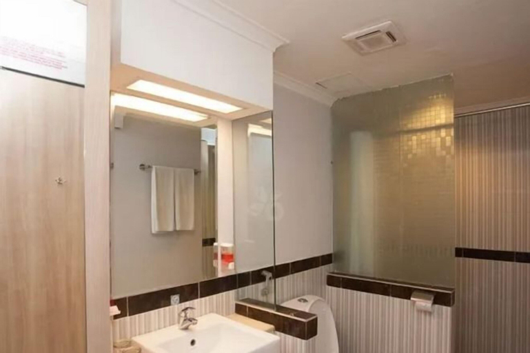 Bathroom 13