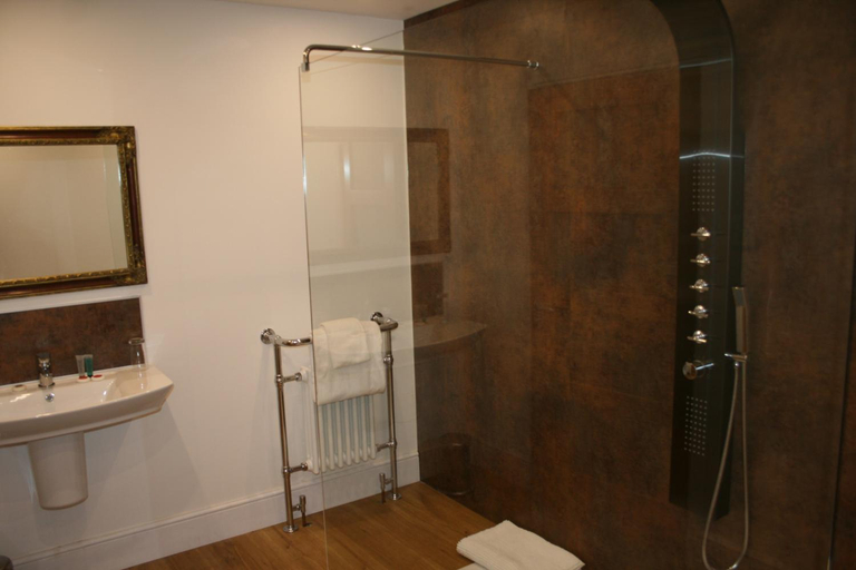 Bathroom 2, The Wyvill Arms, North Yorkshire