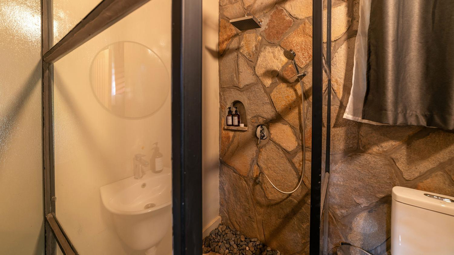 Bathroom 2, Sambiya River Lodge, Kibanda
