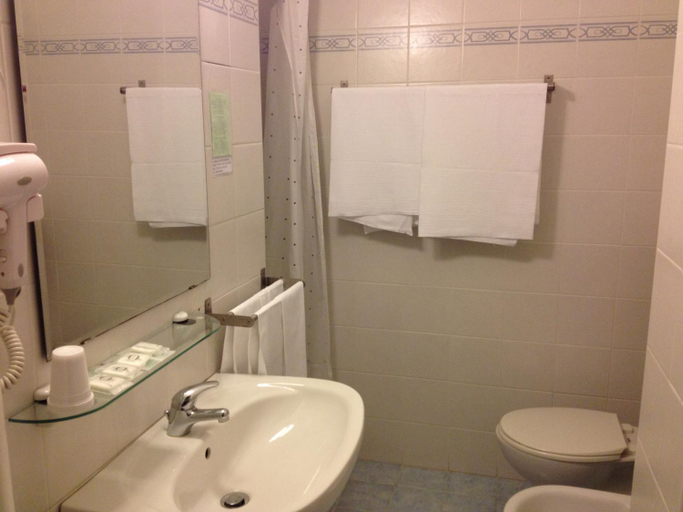 Bathroom 2, Hotel Strand, Campobasso