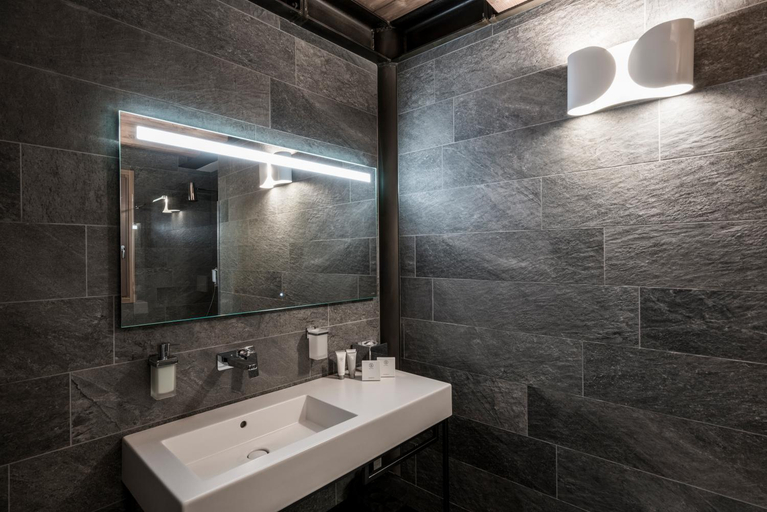Bathroom 2, Crocus Apartments, Brescia